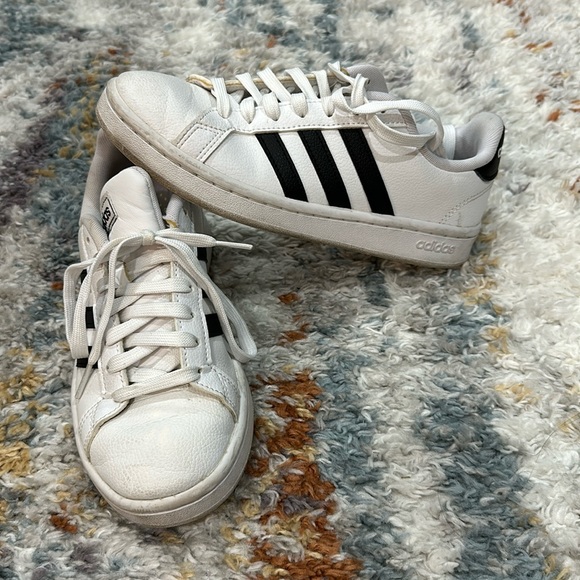 adidas Shoes - 🛍️ GREAT SNEAKERS! 🛍️